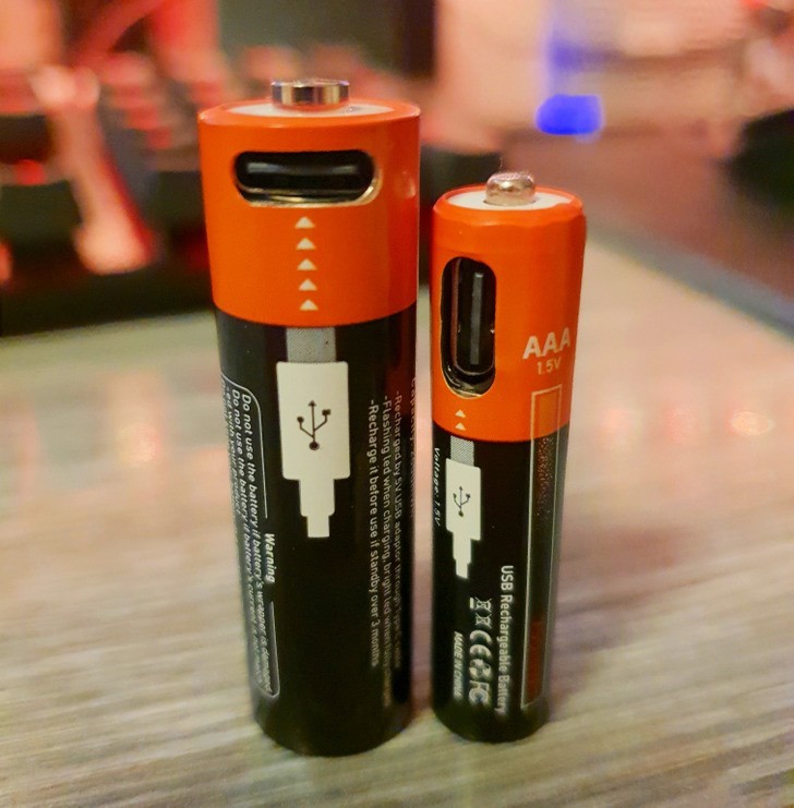 "Te baterie są ładowane przez USB."