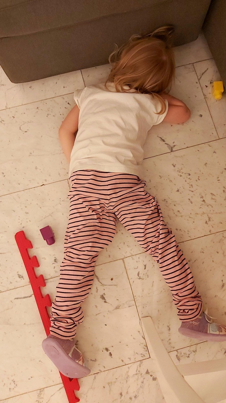 "Moja córka nagle 'zasnęła' chwilę po tym, jak powiedziałam jej, że ma posprzątać swoje zabawki."