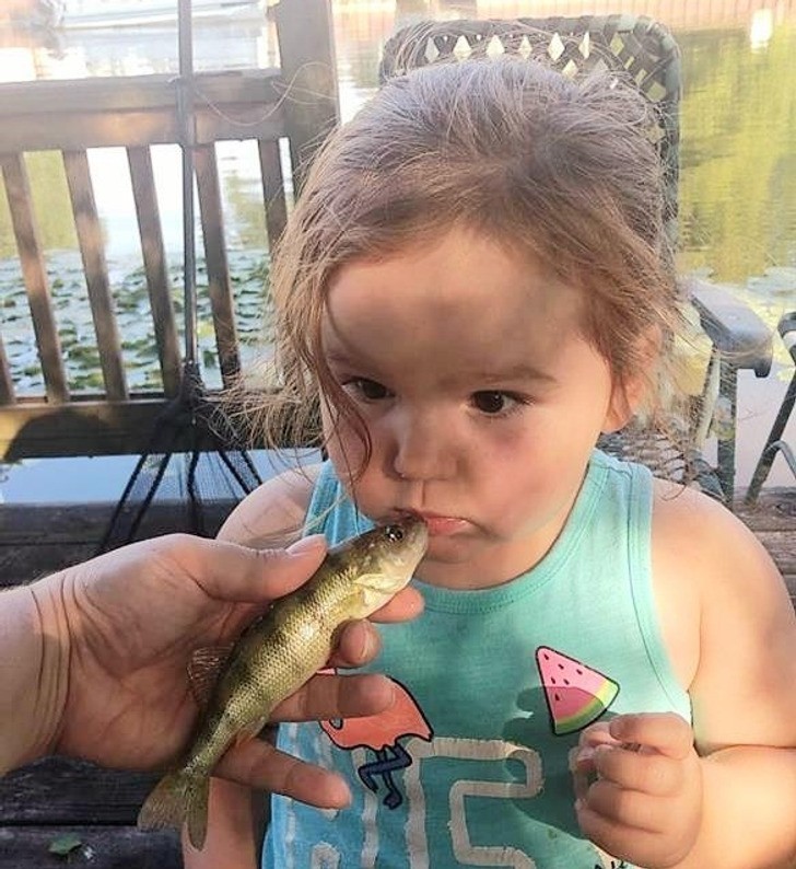 "Siostrzenica zmieniła zdanie odnośnie pocałowania ryby przed wypuszczeniem jej do wody."