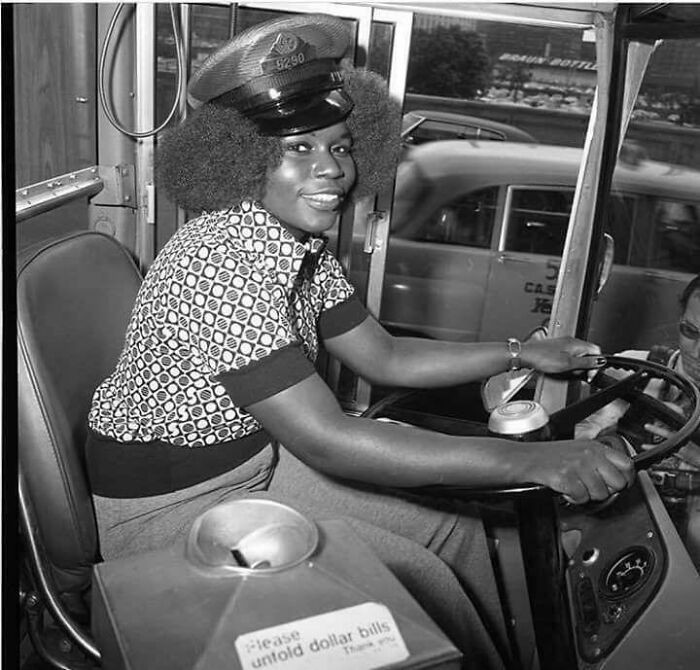 2. Mary Wallace: Pierwsza kobieta za kierownicą autobusu Chicago Transit Authority (1974)