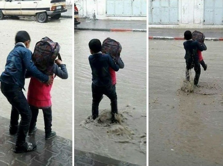 1. Chłopiec pomaga siostrze podczas powodzi.