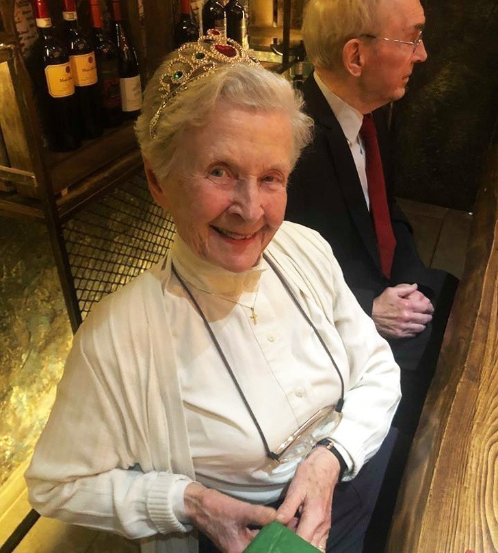 6. Dałam mojej babci tiarę na jej 90 urodziny, bo jest dla mnie królową. Nie zdjęła jej przez cały wieczór.