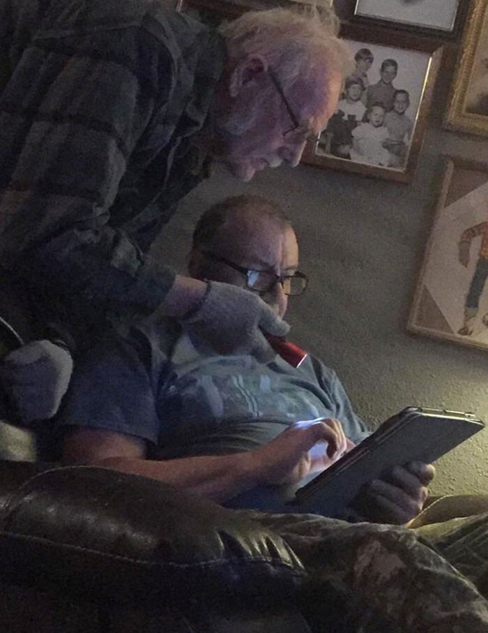 3. "Mój wujek używający latarki do podświetlenia ekranu iPada mojego taty."
