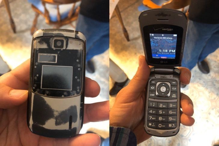 13. "Telefon z klapką sprzed prawie 20 lat. Wciąż używany."