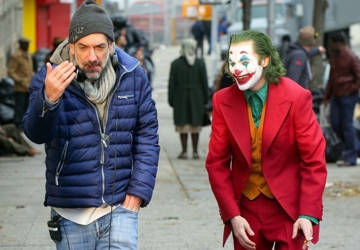 15. Todd Phillips, reżyser "Jokera" żartujący z Joaquinem Phoenixem na planie"