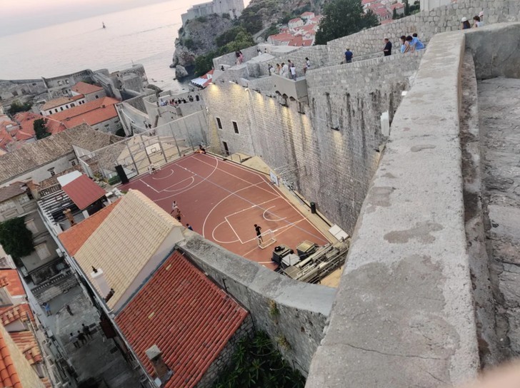 "Nietypowe boisko do koszykówki obok murów sprzed 700 lat. Dubrownik, Chorwacja"
