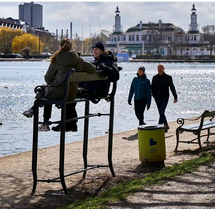 "Niektóre ławki wokół jezior w Kopenhadze zostały uniesione o 1 metr w ramach uświadamiania o podnoszącym się poziomie mórz."