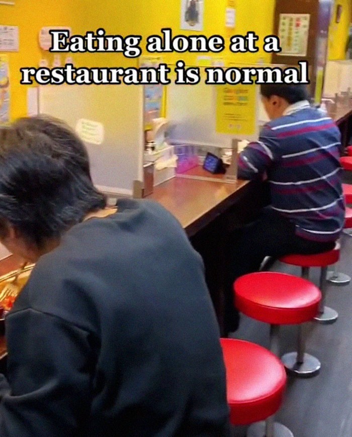 2. Jedzenie samemu w restauracjach jest normalne.