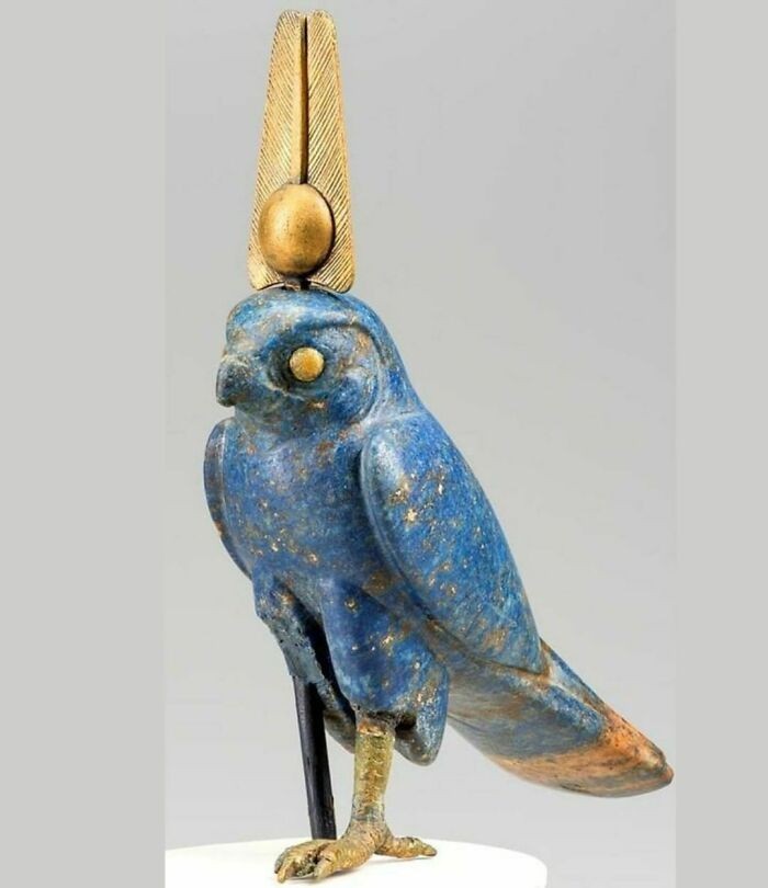 Egipski bóg Horus pod postacią sokoła. Figurka wykonana z lapis lazuli i złota