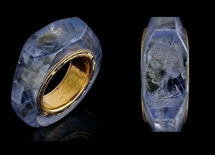 2000-letni szafirowy pierścień, należący podobno do rzymskiego cesarza Kaliguli