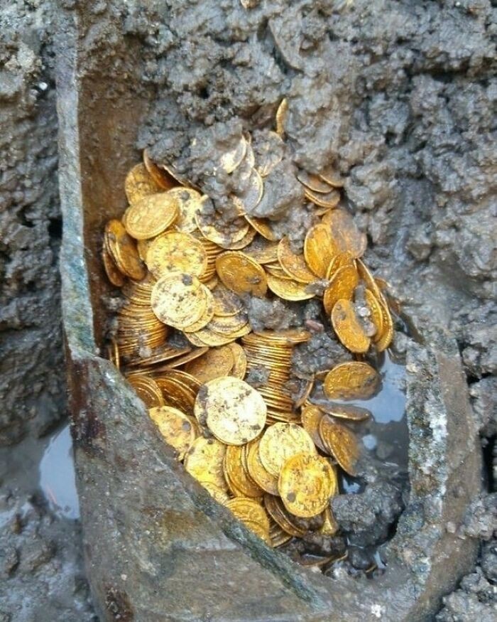 Rzymska amfora wypełniona złotymi monetami znaleziona we włoskim mieście Como