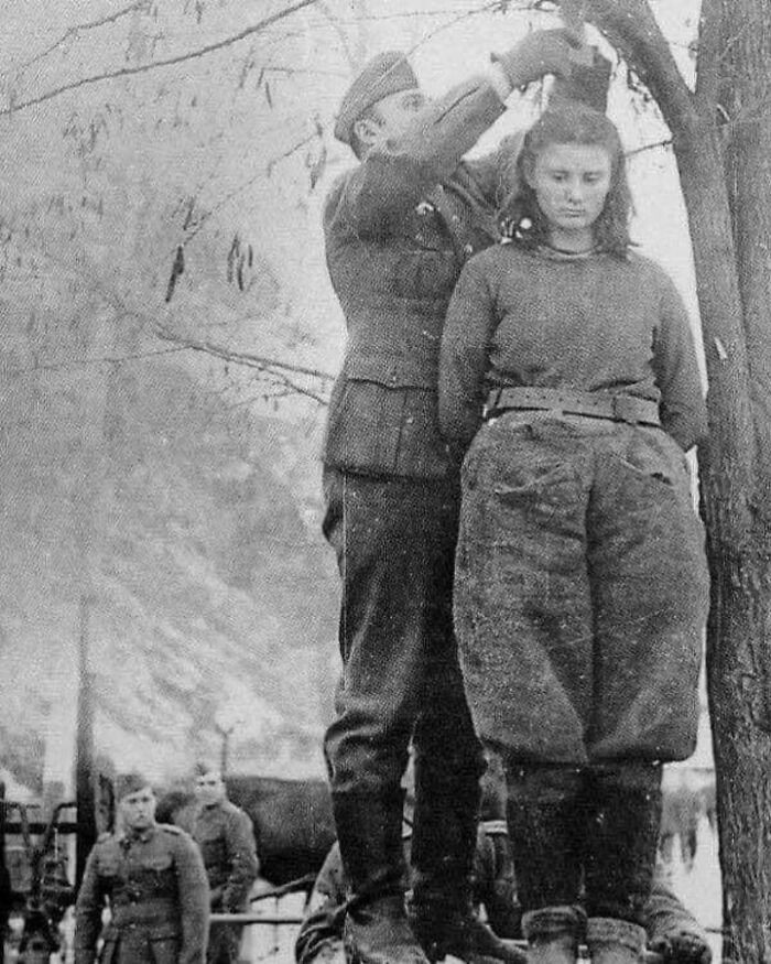 8 lutego, 1943 roku. Naziści wieszają 17-letnią Lepę Radić, jugosłowiańską partyzantkę podczas II wojny światowej. Zapytana o nazwiska jej towarzyszy, odpowiedziała: "Poznacie je, gdy przyjdą mnie pomścić."