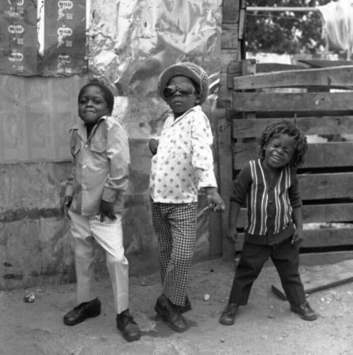 Trzej chłopcy pozujący do zdjęcia, Jamajka
