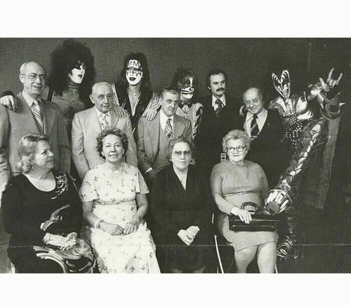 Członkowie zespołu Kiss ze swoimi rodzicami, 1976