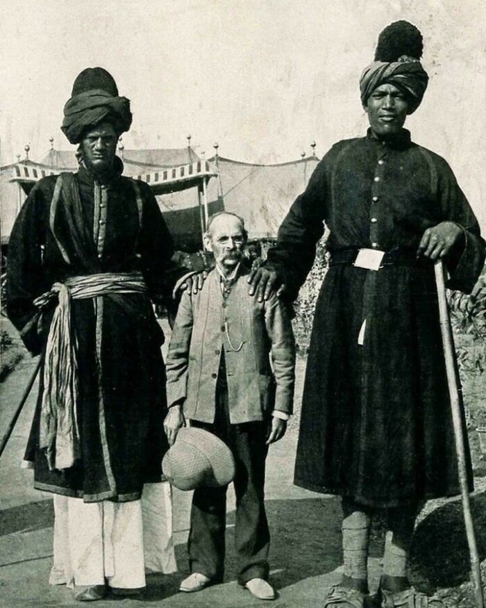 Dwaj giganci z Kaszmiru pozujący z amerykańskim fotografem Jamesem Ricaltonem, 1903