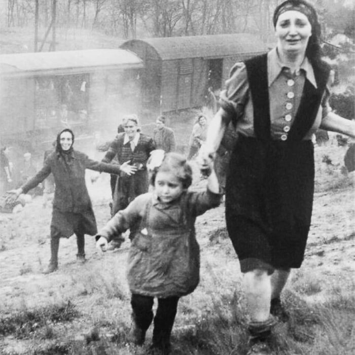 Żydowscy więźniowie uwolnieni z pociągu śmierci, 1945