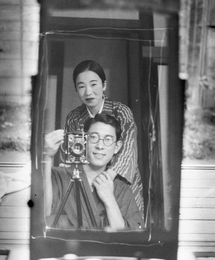 Japońska para robiąca selfie w lustrze, lata 20.