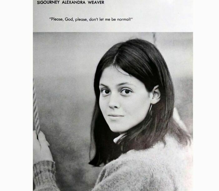 "Proszę, Boże, proszę, nie pozwól, abym była normalna." Zdjęcie Sigourney Weaver z księgi pamiątkowej na zakończenie szkoły, 1967