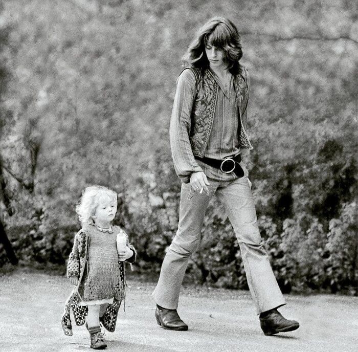 Hipisowski tata i jego córka podczas spaceru. Amsterdam, 1968