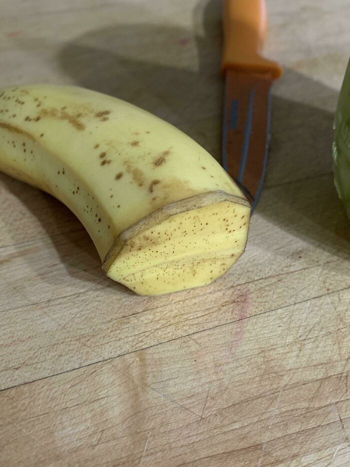 14. "Mój narzeczony zamknął końcówkę przekrojonego banana za pomocą skórki banana."