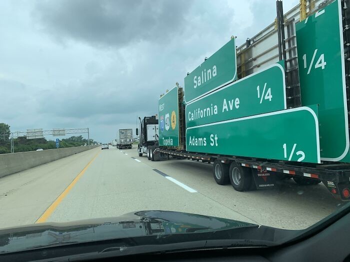 16. Ciężarówka transportująca tablice ustawiane przy autostradach
