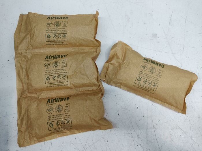 8. "Nasz dostawca paczek zamienił plastikowe woreczki wypełnione powietrzem na papierowe."