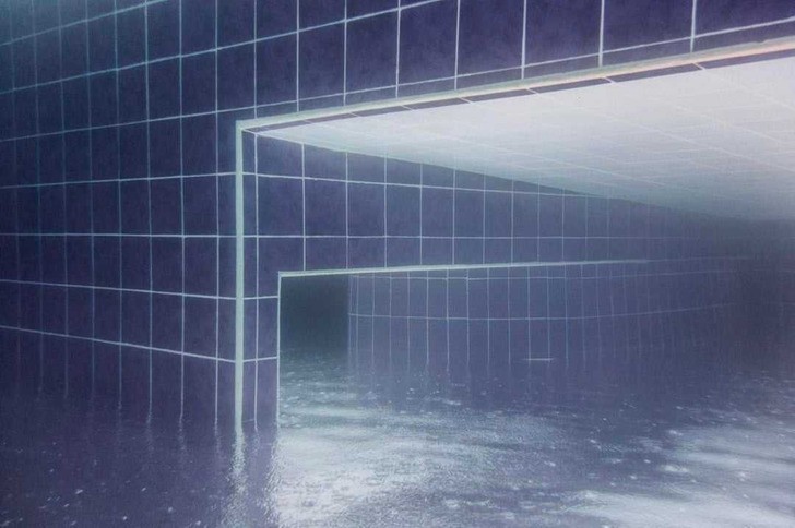 "Odwrócone podwodne zdjęcie basenu podczas deszczu"
