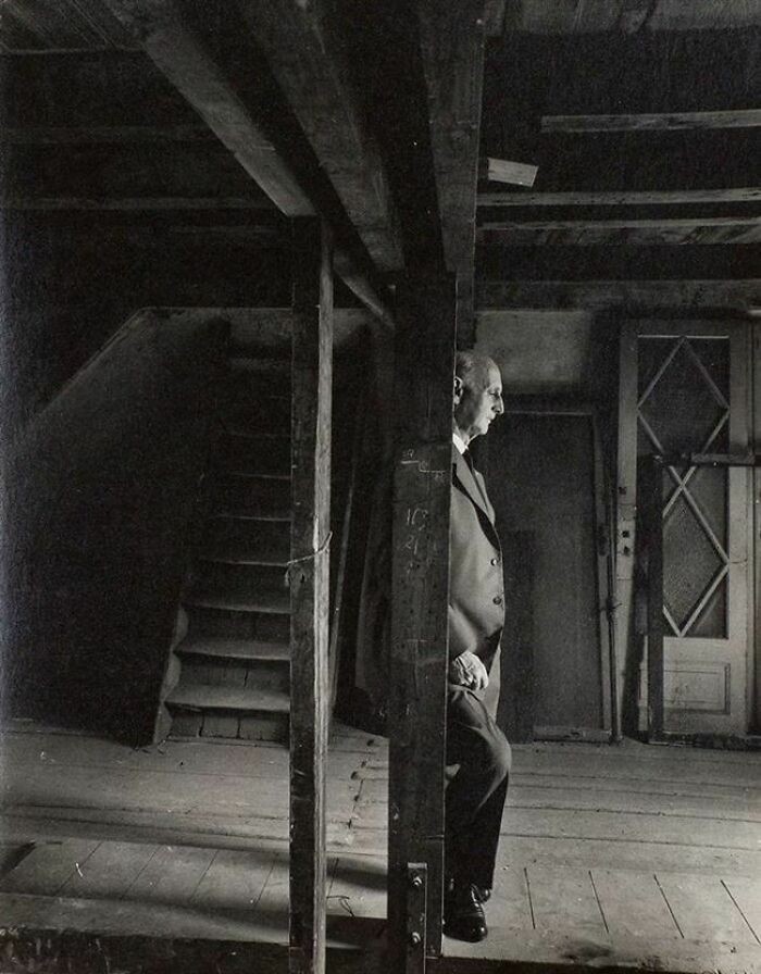 Ojciec Anne Frank, Otto, ponownie odwiedzający strych, na którym kryli się przed nazistami. Otto był jedynym ocalałym członkiem rodziny.
