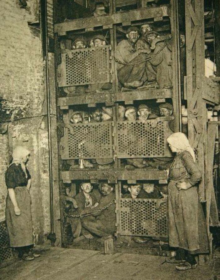 Górnicy w Belgii upchnięci w windzie po zakończeniu dnia pracy, 1900