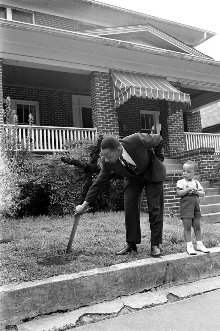 Martin Luther King i jego syn, wyciągający spalony krzyż z trawnika przed jego domem w Atlancie, kwiecień 1960