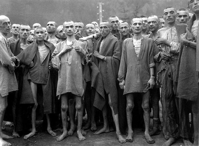 Więźniowie niemieckiego obozu koncentracyjnego przy Ebensee, Austria, 1945