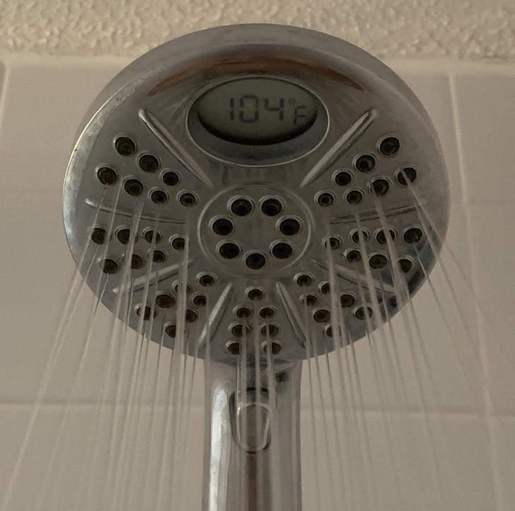 "Moja słuchawka prysznicowa pokazuje temperaturę wody."