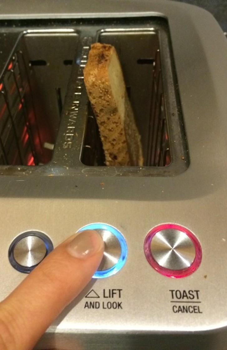 "Mój toster posiada przycisk pozwalający na uniesienie tostu i sprawdzenie jego stanu."