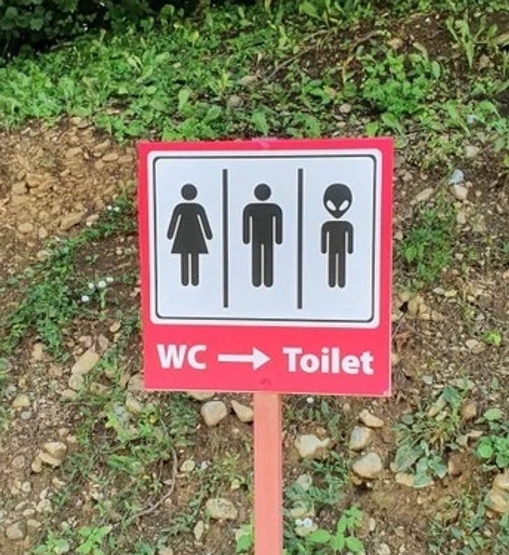 "Znak toalety przy bośniackich piramidach"