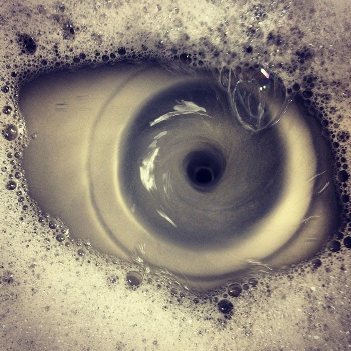 "Zrobiłem zdjęcie mojego zlewu ze spływającą wodą i otrzymałem wir w kształcie oka."