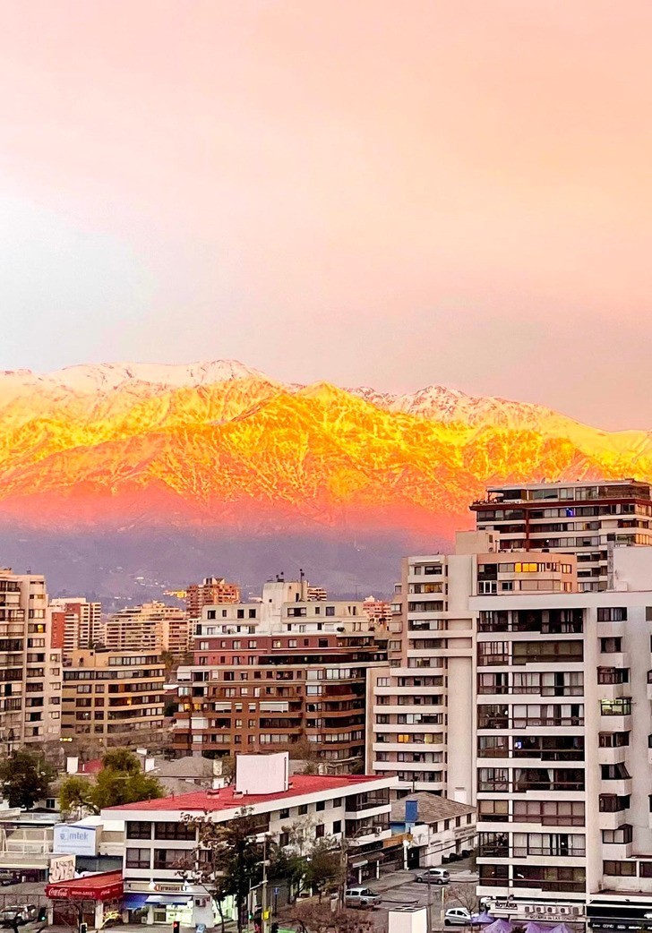 "Ładny pomarańczowy zachód słońca nad Andami. Santiago, Chile"