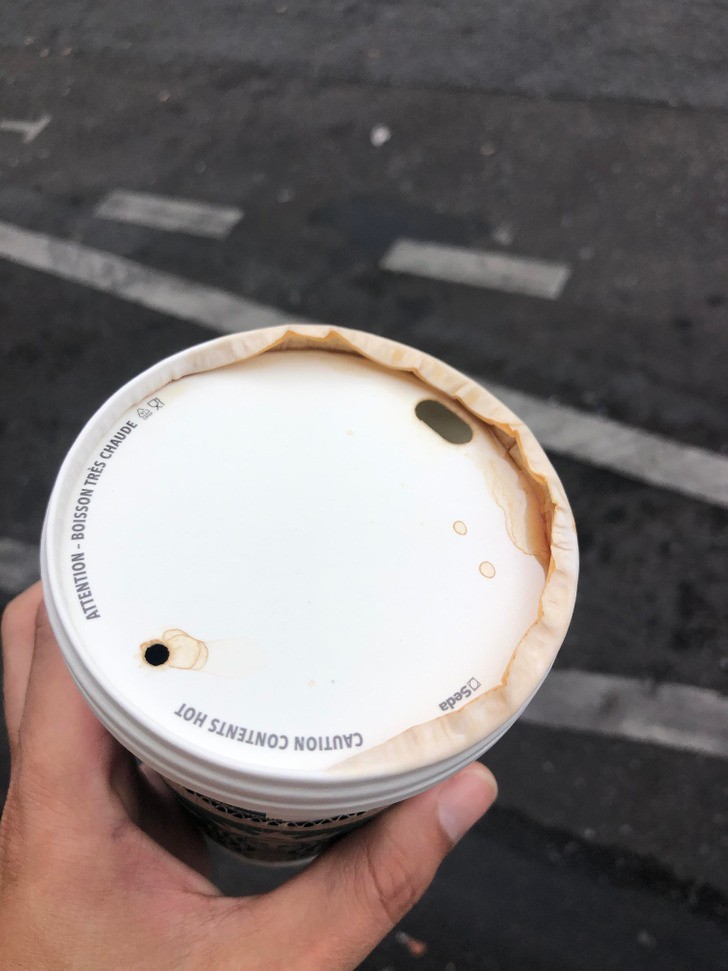 "Starbucks zaczął używać papierowych wieczek. Oto co stało się po kilku łykach."