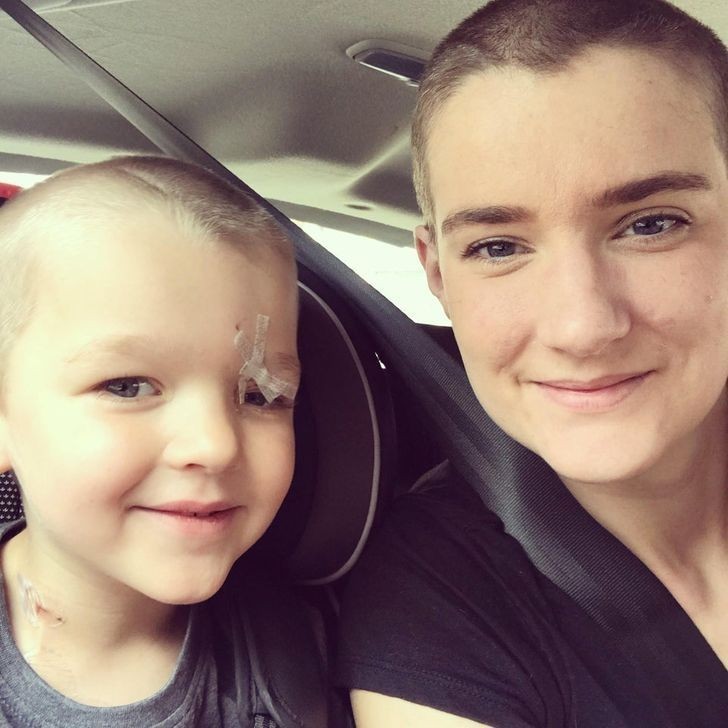 4. "Mój czteroletni syn właśnie rozpoczął chemioterapię, więc sprawiliśmy sobie takie same fryzury."
