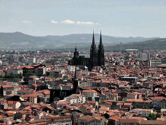14. Katedra Clermont-Ferrand, Francja