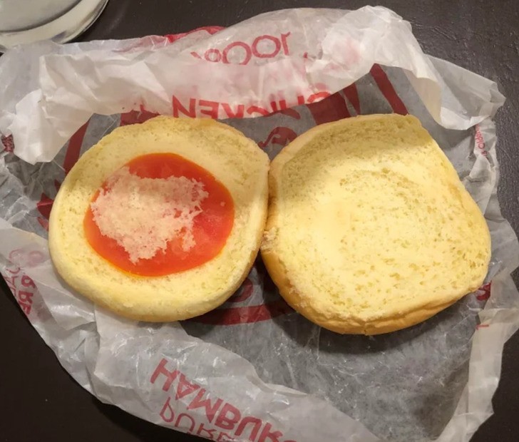 "Zamówiłem bekonowego cheeseburgera bez pomidora. Pomidor to jedyne, co było w środku."