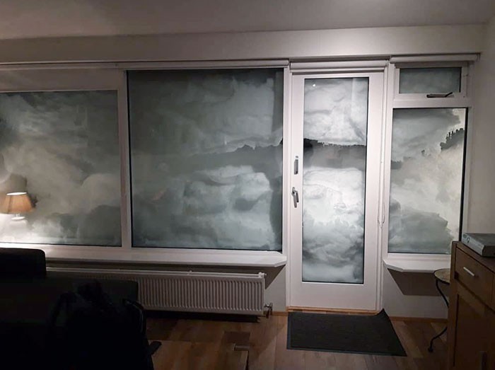"Moja siostra wynajęła mieszkanie na północy Islandii, by spędzić tu Boże Narodzenie. To był jej widok za oknem."