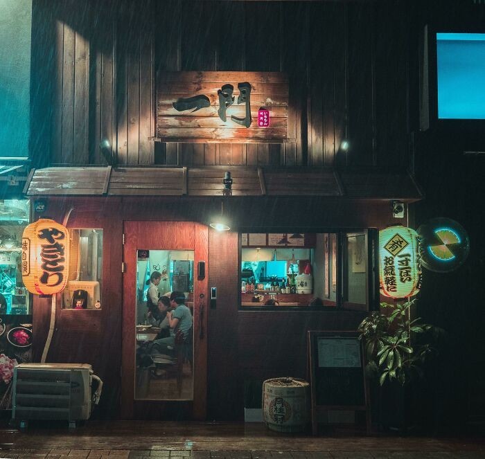 "Japońska restauracja podczas wieczornego deszczu"