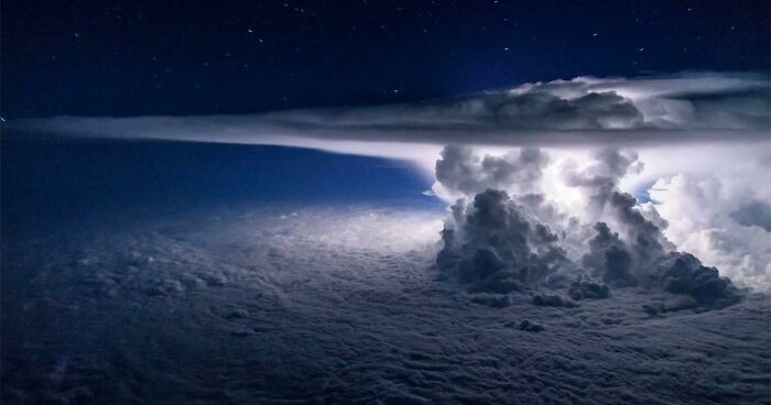 "Pilot uchwycił tę burzę z piorunami na wysokości 11 tys. kilometrów."