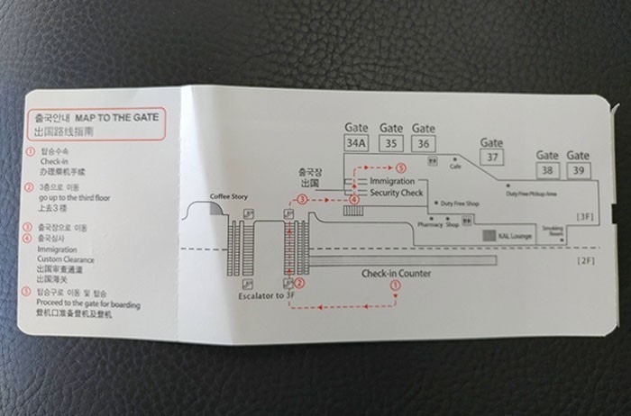 4. Lotniska w Seulu zapewniają mapę prowadzącą do twojej bramki, wydrukowaną na odwrocie karty pokładowej.