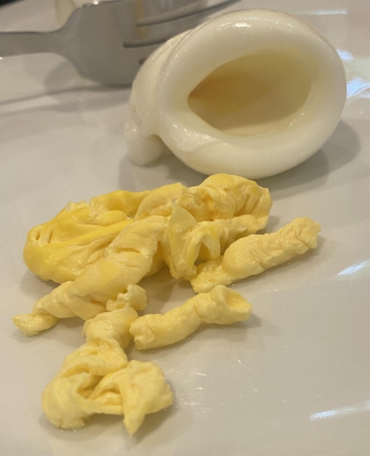 "Żółtko wypłynęło z mojego jajka na twardo i ścięło się."