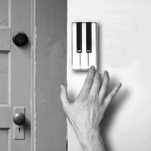 Dzwonek do drzwi w kształcie klawisza fortepianu