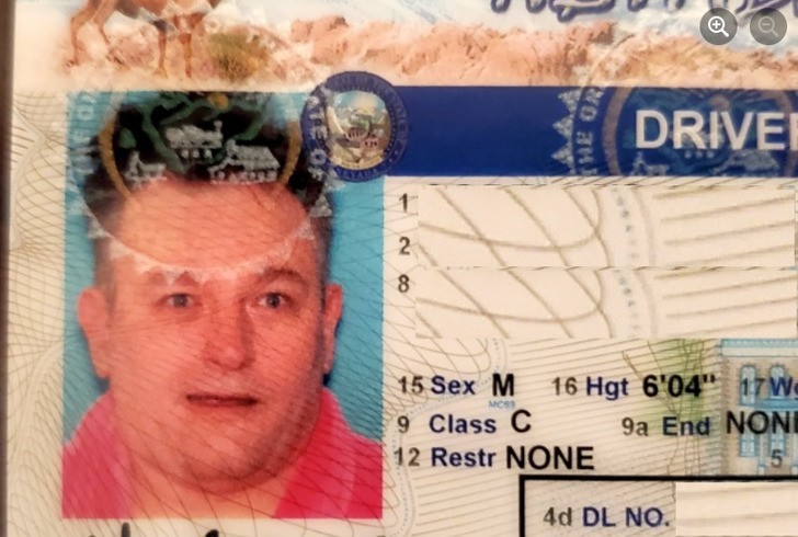 "Ja i mój znajomy od lat konkurujemy o najbardziej niedorzeczne zdjęcie w dokumentach. Żona zasugerowała, bym ubrał różowy szlafrok mojej mamy na zdjęcie do prawa jazdy."