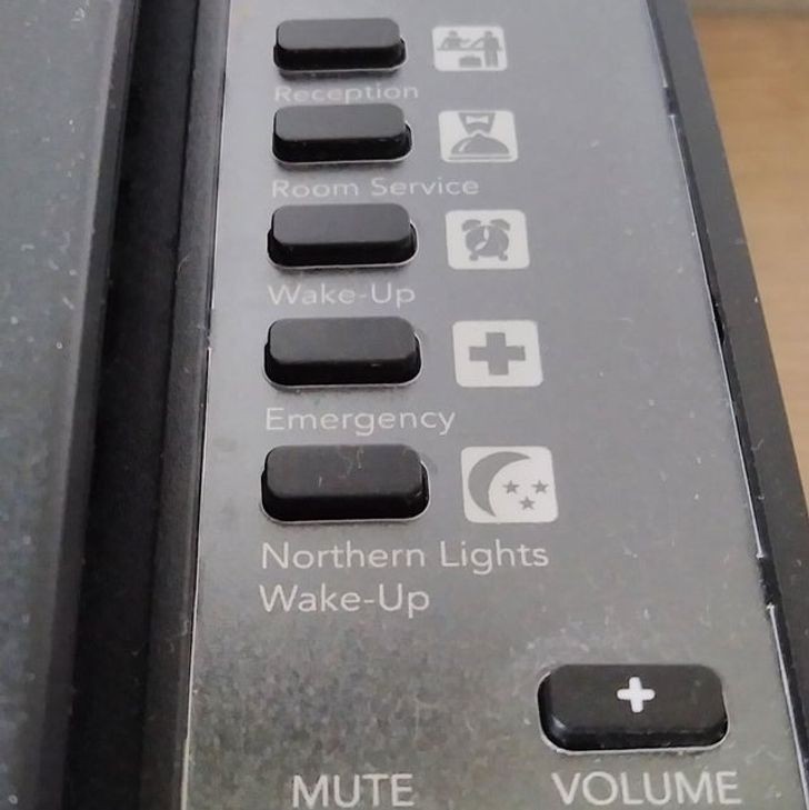 1. "Mój hotelowy telefon w Islandii posiada specjalny przycisk z opcją budzenia w razie pojawienia się zorzy polarnej na niebie."