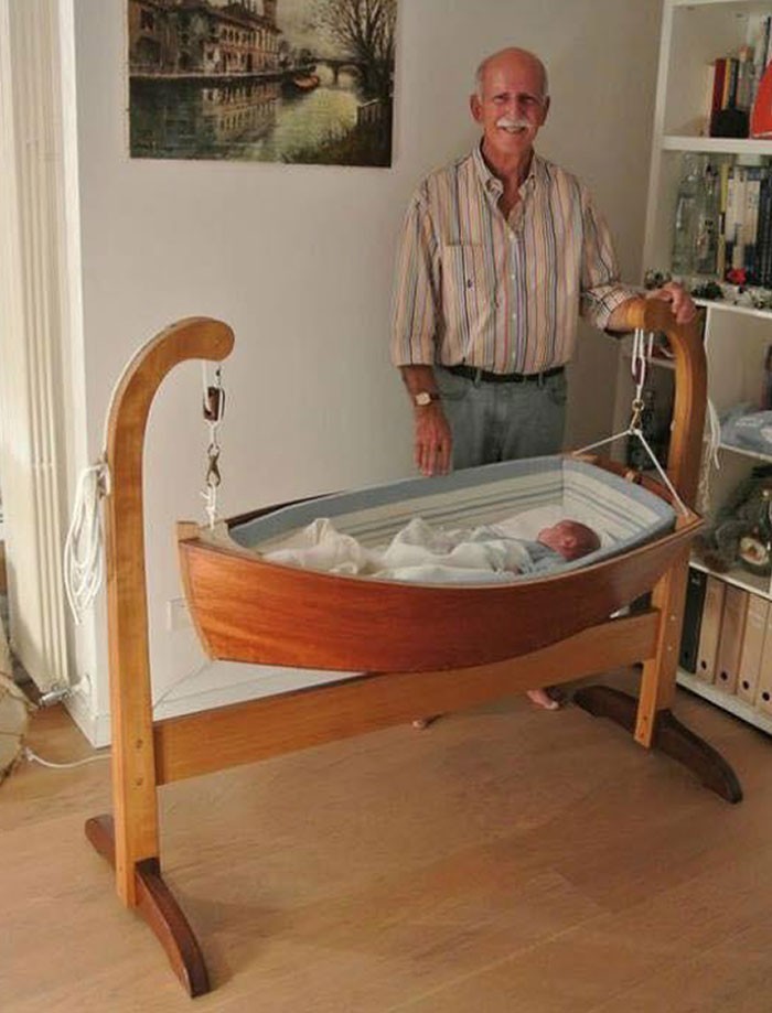 "Dziadek zbudował niesamowitą kołyskę dla swojego wnuka."