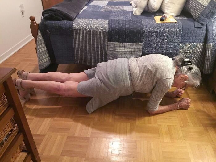 "Moja babcia ma 100 lat. Oto ona, robiąca deskę przez 30 sekund."